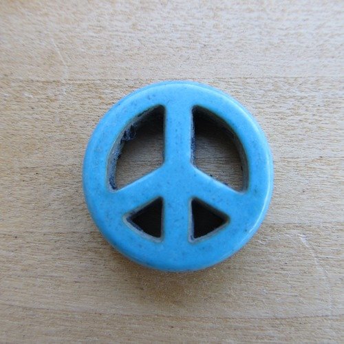 Lot de 2 perles symbole de paix de 20 mm de diamètre en howlite naturelle teintée: bleu turquoise.