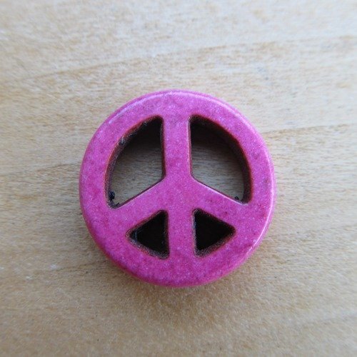 Lot de 2 perles symbole de paix de 20 mm de diamètre en howlite naturelle teintée: rose magenta.