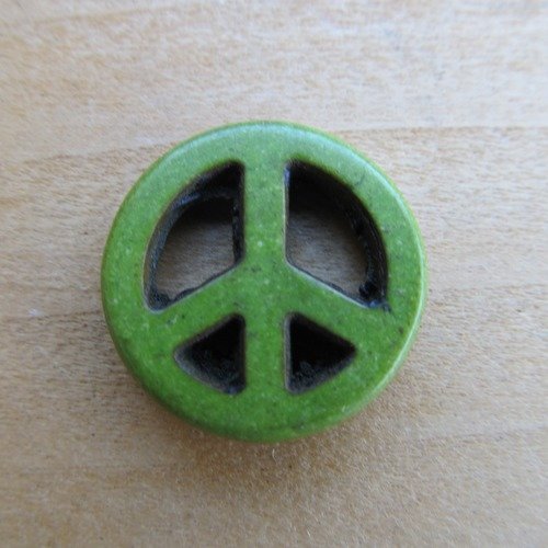 Lot de 2 perles symbole de paix de 20 mm de diamètre en howlite naturelle teintée: vert pistache.