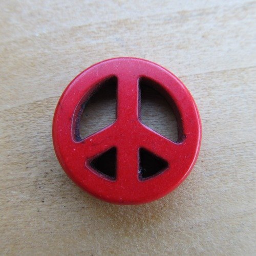 Lot de 2 perles symbole de paix de 20 mm de diamètre en howlite naturelle teintée: rouge cerise.
