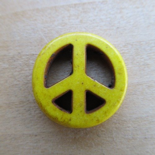Lot de 2 perles symbole de paix de 20 mm de diamètre en howlite naturelle teintée: jaune d'or.