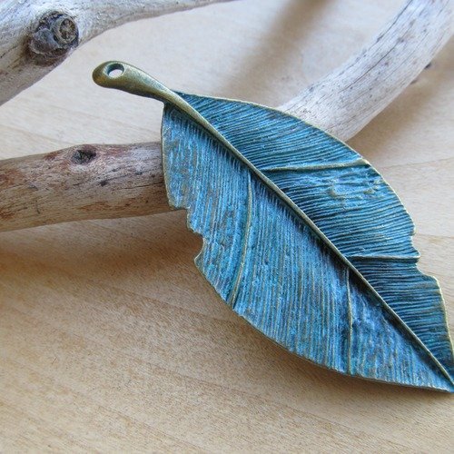 *pendentif en forme de feuille nervurée de 82 x 36 mm en métal couleur: bronze oxydé.