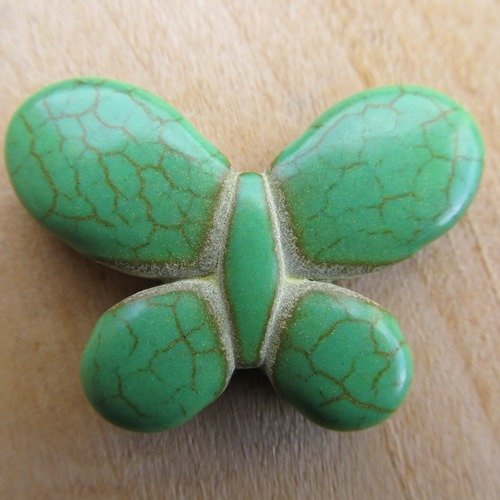 Lot de 2 perles papillon de 24 x 35 mm, en howlite teintée: vert anglais. 