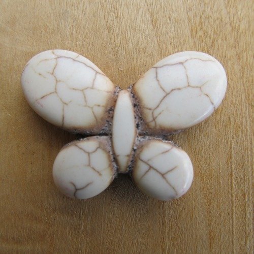 Lot de 2 perles papillon de 24 x 35 mm, en howlite teintée: ivoire.
