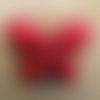 Lot de 2 perles papillon de 24 x 35 mm, en howlite teintée: rouge cerise.