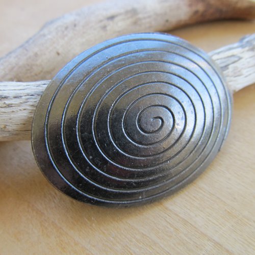 *pendentif de style ethnique de forme ovale, de 46 x 37 mm en métal couleur gunmétal.