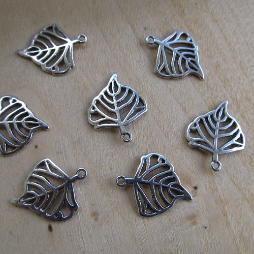 Lot de 5 breloques feuille en filigrane de 21.5 x 18 mm en métal couleur argent vieilli.