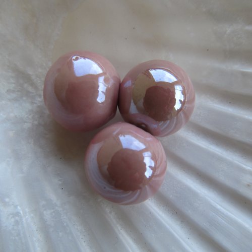 Lot de 2 perles rondes de 14 mm de diamètre en porcelaine, nacrées couleur: vieux rose.