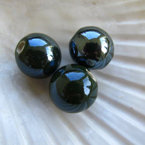 Lot de 2 perles rondes de 14 mm de diamètre en porcelaine, nacrées couleur: vert sapin.