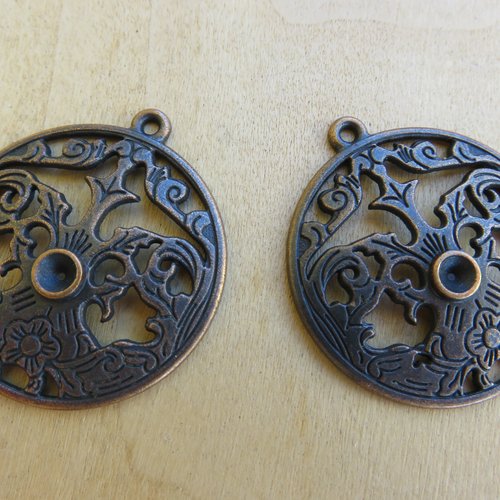 Lot de 2 pendentifs ronds filigranés en métal cuivre rouge.