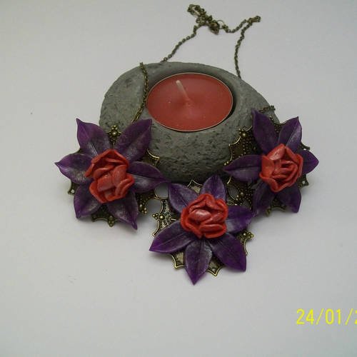 Collier  trois fleures violette de printemps sur estampes bronze