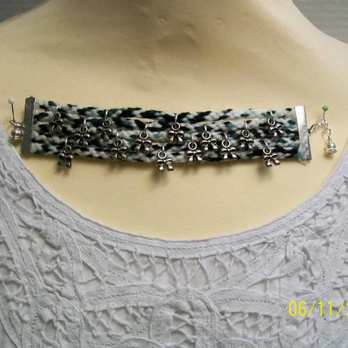 Bracelet manchette laine et breloques nœud métal argenté