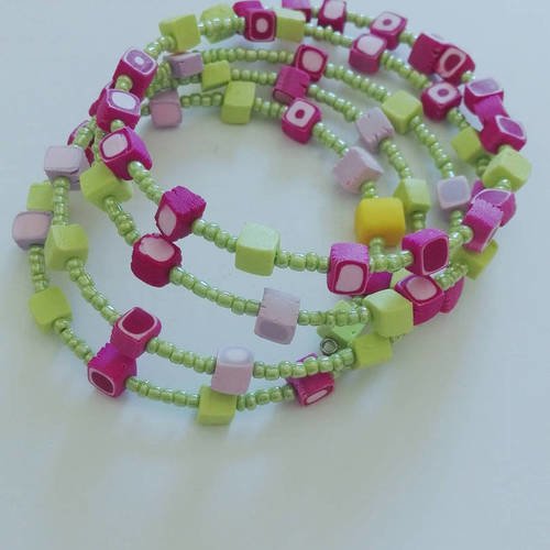 Bracelet perles polymère  carrées artisanales et perles de rocailles 
