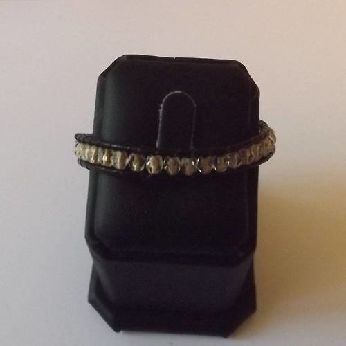 Bracelet de perles transparentes irisées feuilles d'or tissée sur cordon de cuir noir 