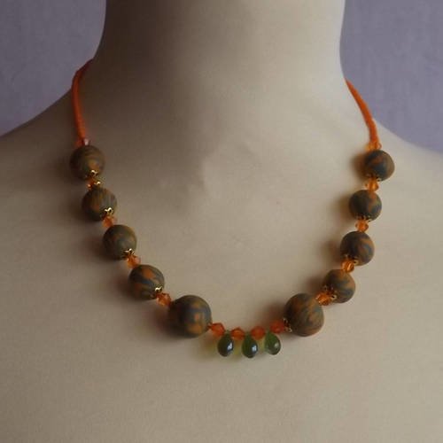 Collier de perles polymère vert olive et orange