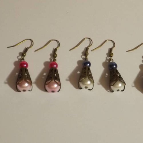 Boucles d'oreilles cône filigrane  en métal bronze perles de verre nacrée 
