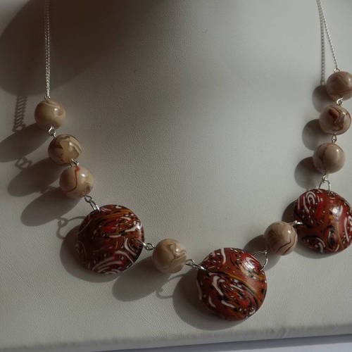 Collier de perles plates en pâte fimo (polymére) marron  ,nacré , beige ,translucide apprétes en métal argenté 