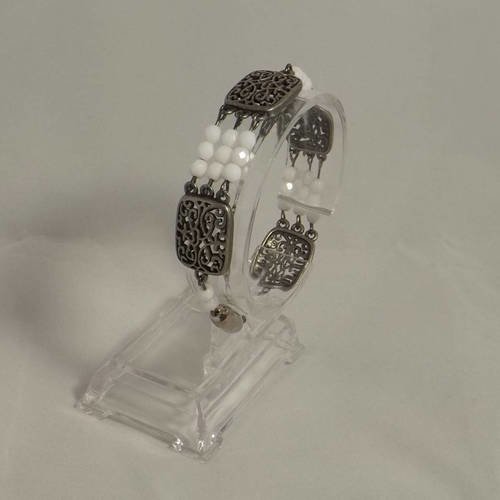 Bracelet en métal argenté vieilli style baroque,perles de verre a multiples facettes blanche