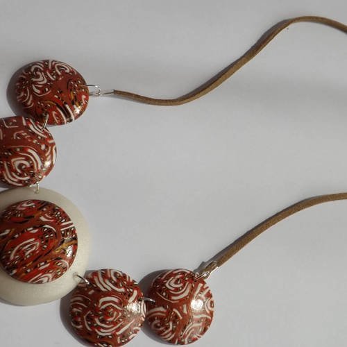 Collier de perles plates en pâte fimo (polymére) marron ,nacré 