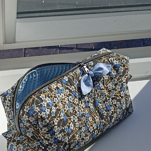 Trousse de toilette matelassé fleurs bleues