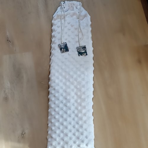 Bouillotte sèche longue , aux noyau de cerise, tissu 100 % coton oeko- tex, à chauffer au micro-ondes