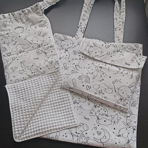 Lot accessoires enfants :1 serviette de table,un sac à goûter un tote bag