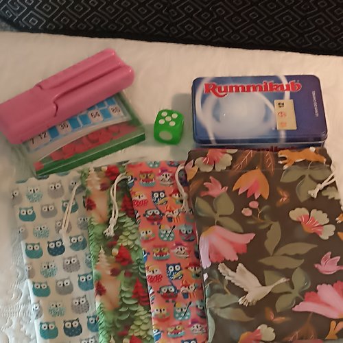 ( réserver pour jean - yves ) pochon de jeux pour y placer les tuiles de jeux de société afin qu'on puisse en tirer une au hasard