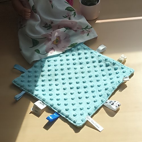 Doudou plat à étiquettes , ruban  doudou carré pour bébé