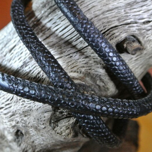 1 mètre de cordon rond pour bracelet en tissu enduit pu (polyuréthane) 5 mm effet peau de serpent, couleur noir