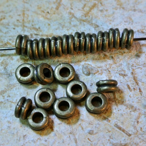 20 perles rondelles intercalaires  7x3,2mm trou 4,4mm métal couleur BRONZE MB51 