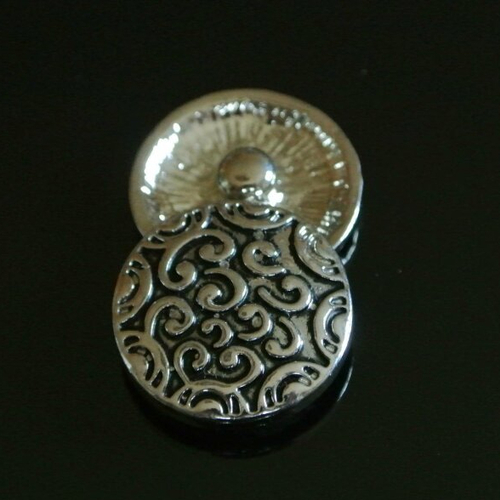 Très joli bouton pression snap chunk en alliage de zinc, décor argent vieilli motifs géométriques et arabesques, diamètre 20 mm,