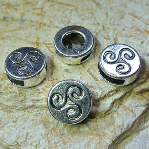 4 perles passant motif triskel en métal argenté, 12 mm de diamètre, trou 2 x 9,5 mm, épaisseur 4 mm
