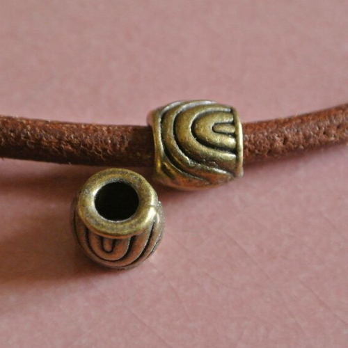 10 perles passantes tonneau tube bronze, motifs ondulations, 9 x 5 mm environ, trou rond 4,5 mm pour cordon 4 mm