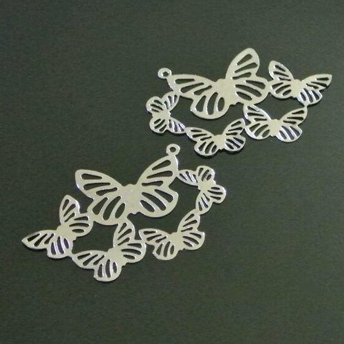 4 très fines breloques grappe de papillons, 45 x  28 mm, un trou 1,4 mm, alliage ton argent brillant