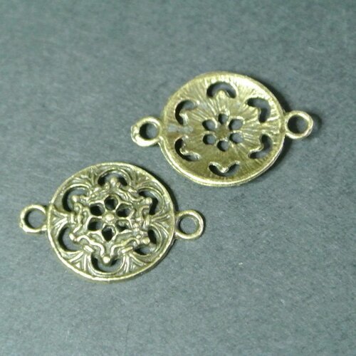 10 petits connecteurs bronze forme bouclier ajouré décoré arabesques, 23 x 16 x 3 mm, 2 trous d'accroche 2 mm