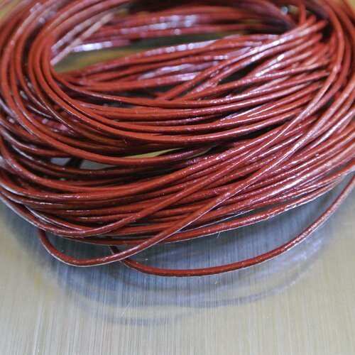 Un mètre de cordon de cuir 1 mm couleur rouge sombre, bordeaux