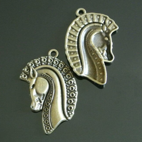 Une breloque tête de cheval style art étrusque métal couleur bronze, 42 x 25 x 4 mm 