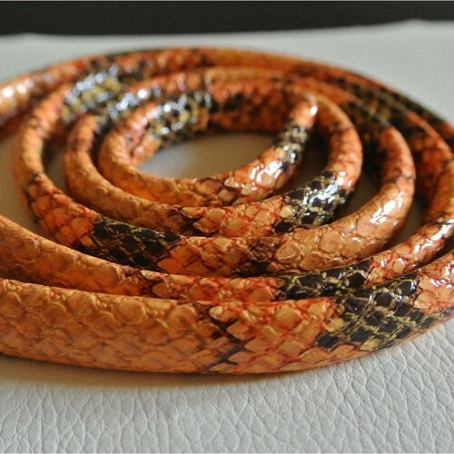 20 cm de cordon épais 10 x 5 mm, en matière synthétique brillante imitation peau de serpent orangé-marron 