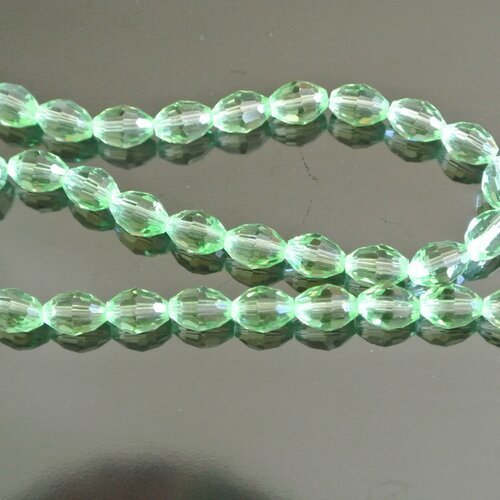 20 perles en verre cristal à facettes forme olive couleur vert clair ou vert printemps, 8 x 6 mm