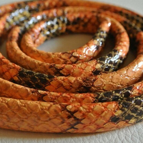 20 cm de cordon épais 10 x 5 mm, en matière synthétique brillante imitation peau de serpent orangé-marron