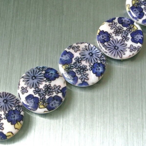 2 perles forme palet rond en nacre décor fleurs bleues, diamètre 25 mm, épaisseur 3 mm