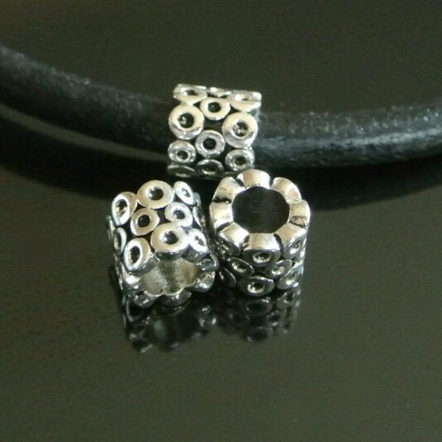 5 perles passantes argentées tubes décor cercles 9 x 9 mm, trou : 5,1 mm pour cordon 5 mm, en métal couleur 