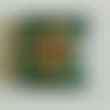 Un très joli cabochon carré, 25 x 25 mm, dôme bombé 6 mm en verre, tons vert et orangé dominants