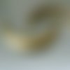 Un connecteur bronze très bombé forme arc ou croissant de lune, 7 trous pour pendants, 73 x 42 mm