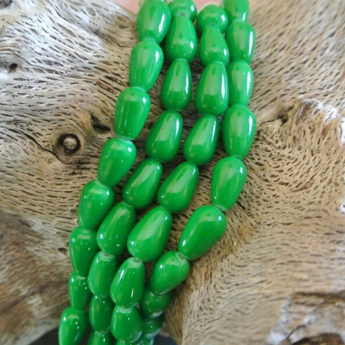 10 perles forme larme ou goutte en verre vert,  13 x 8 mm, trou 1,3 mm 