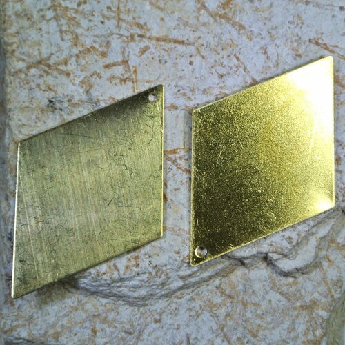 2 breloques losanges en cuivre métal doré clair, 44 x 29 mm, trou 1,4 mm 