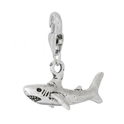 Une breloque argentée en forme de requin suspendue par un anneau à l'aileron à un mousqueton en métal argenté
