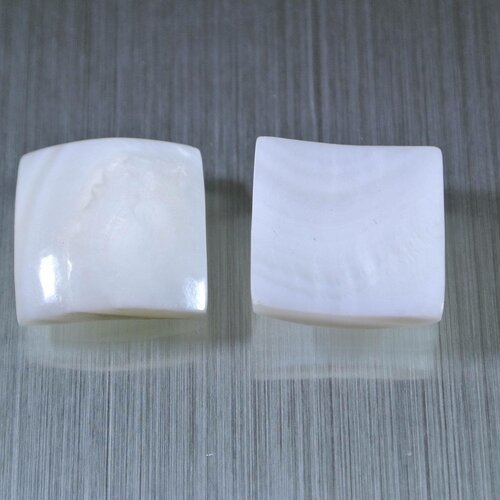 2 cabochons carrés bombés en nacre blanche, 15 x 15 mm, épaisseur 2 mm sur les bords et 3 mm au centre 