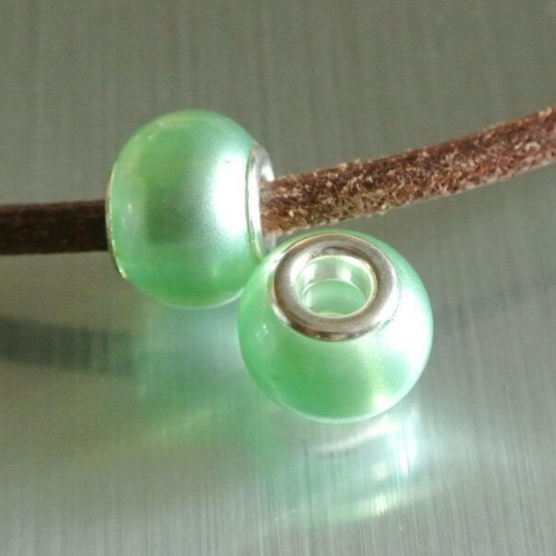 2 perles européennes en verre nacré givré satiné vert pâle, 15 x 11 mm, trou 5 mm pour cordon 4,5 mm