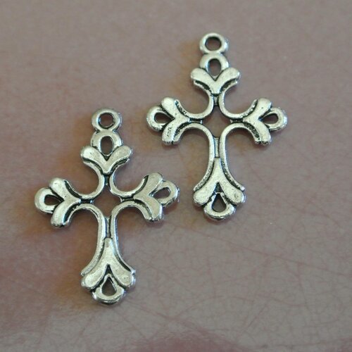 5 breloques en forme de croix, 27 x 19 x 2 mm métal argenté vieilli, possibilité d'accroche sur chaque branche 